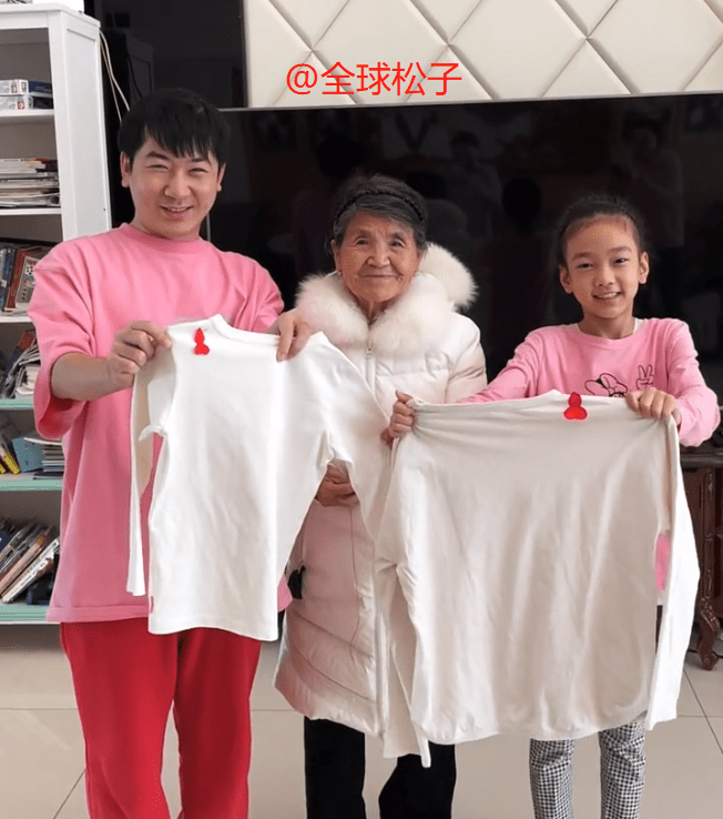黄圣依婆婆为孙子衣服缝小葫芦,86岁做针线活依旧很稳,被赞手巧