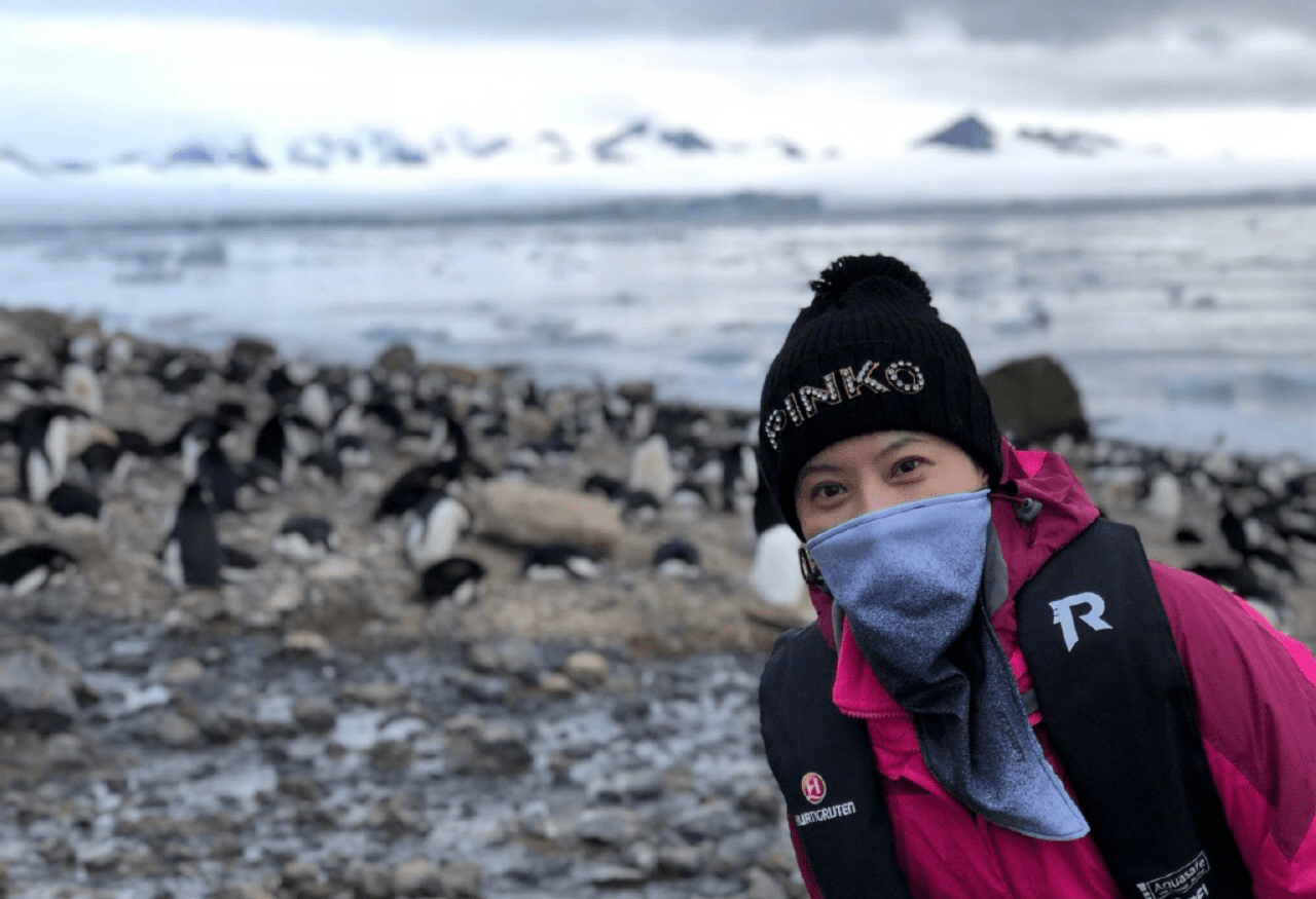 童星出道的金铭现在看着还有孩子气一身休闲造型还挺随性的