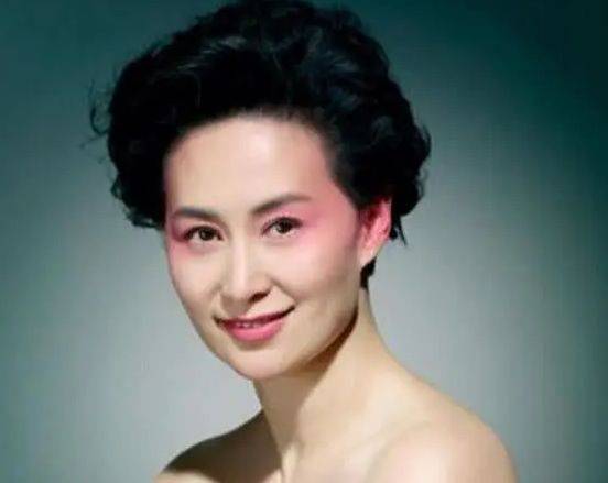 57歲最美單身女富豪,豪車豪宅無數,身價300億卻無人敢娶