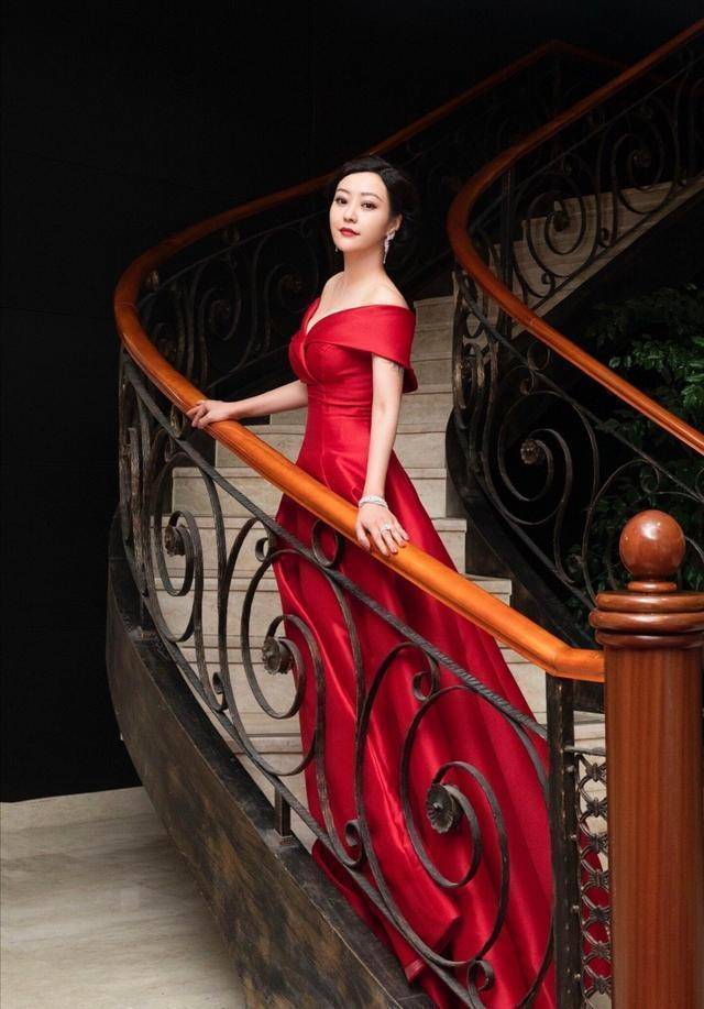 41岁郝蕾与刘烨离婚后更美了,穿红色露肩礼服雍容华贵,气质出众