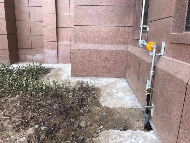 施工工序混乱无组织,做好的散水被其他工种破坏,无恢复.