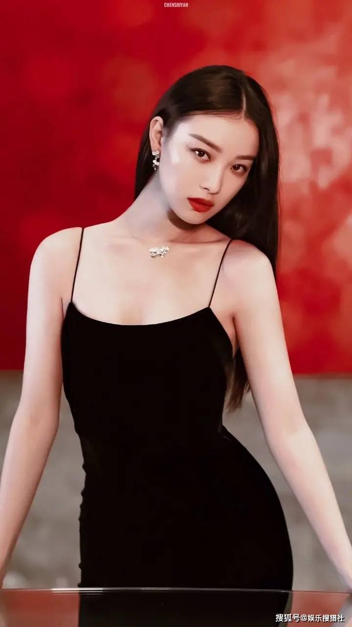 倪妮初中毕业照曝光,身穿蓝色校服,扎着马尾辫,面庞青涩稚嫩