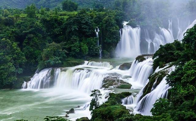 《花千骨》中的“长留仙境”，原来在这里，是亚洲最大的跨国瀑布