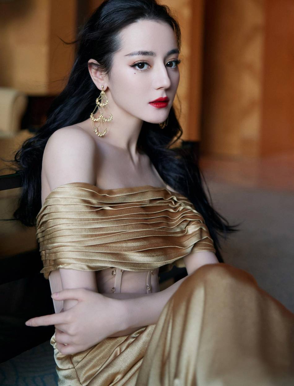 备好纸巾!迪丽热巴穿金色裙子露蛮腰性感到炸裂