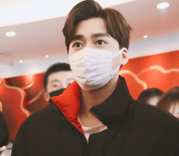 春晚二次联排,李易峰彩排造型保暖到位,热巴红裙露腿太抗冻