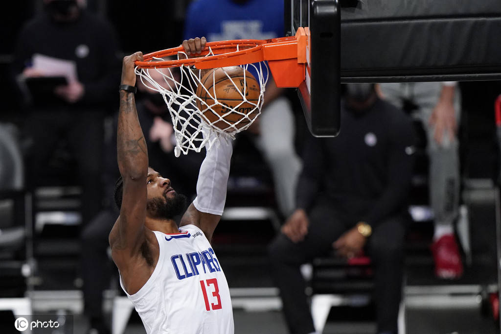 组图篮网胜快船欧文欧洲步大拉杆晃两人上篮