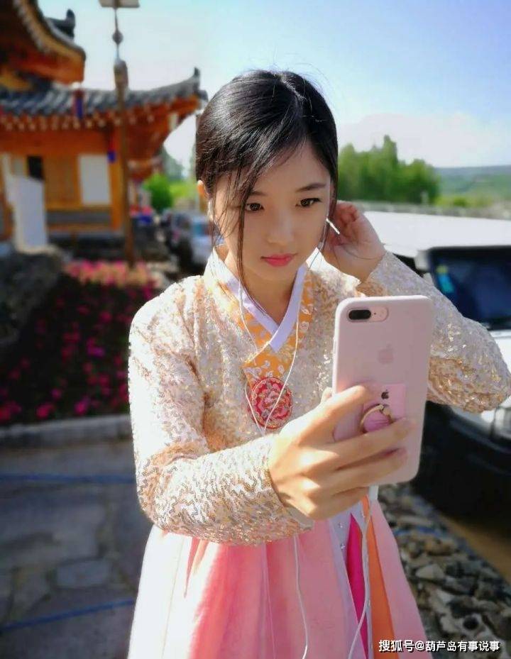 央视美女记者王冰冰,长相甜美,眉眼弯弯,相当治愈,还