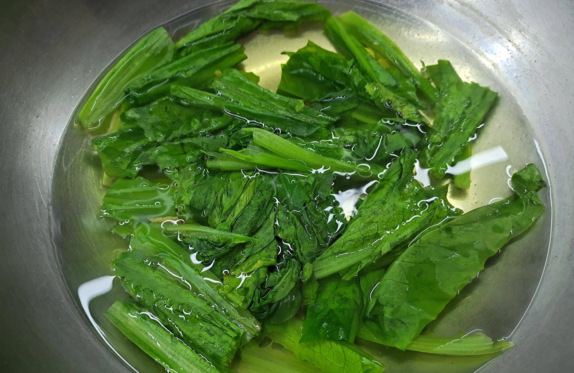 我用的是油麥菜,也可以用油菜,菠菜或者小白菜.