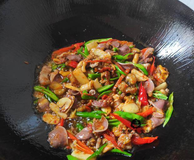 爆炒鸡杂要不要焯水?掌握这3点,鸡杂酸辣鲜香无腥味_手机搜狐网