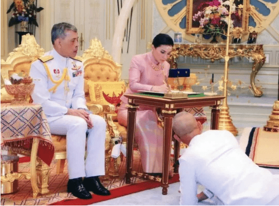 泰国看到国王，都要“跪拜”，那么中国游客遇到国王呢？