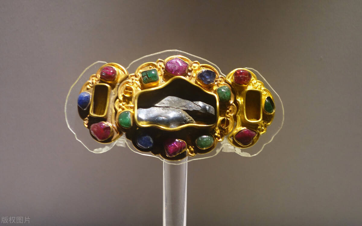 原创梁庄王墓的金玉满堂45公斤金银玉珠700多颗宝石缤纷璀璨