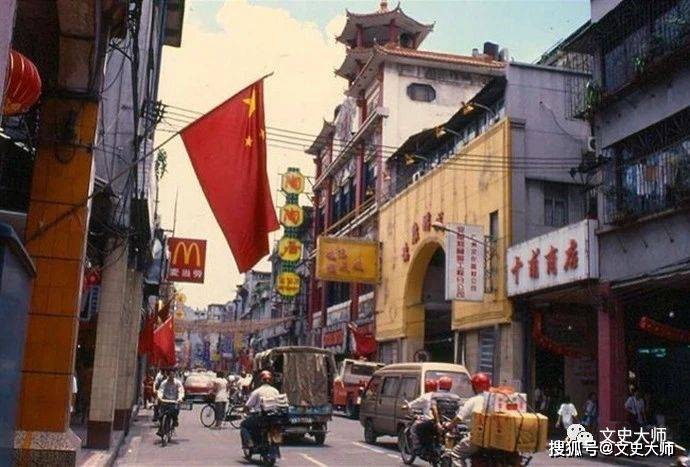 原创广州老照片美女挺给力但不知道旁边那位怎么啦没睡醒勿上街