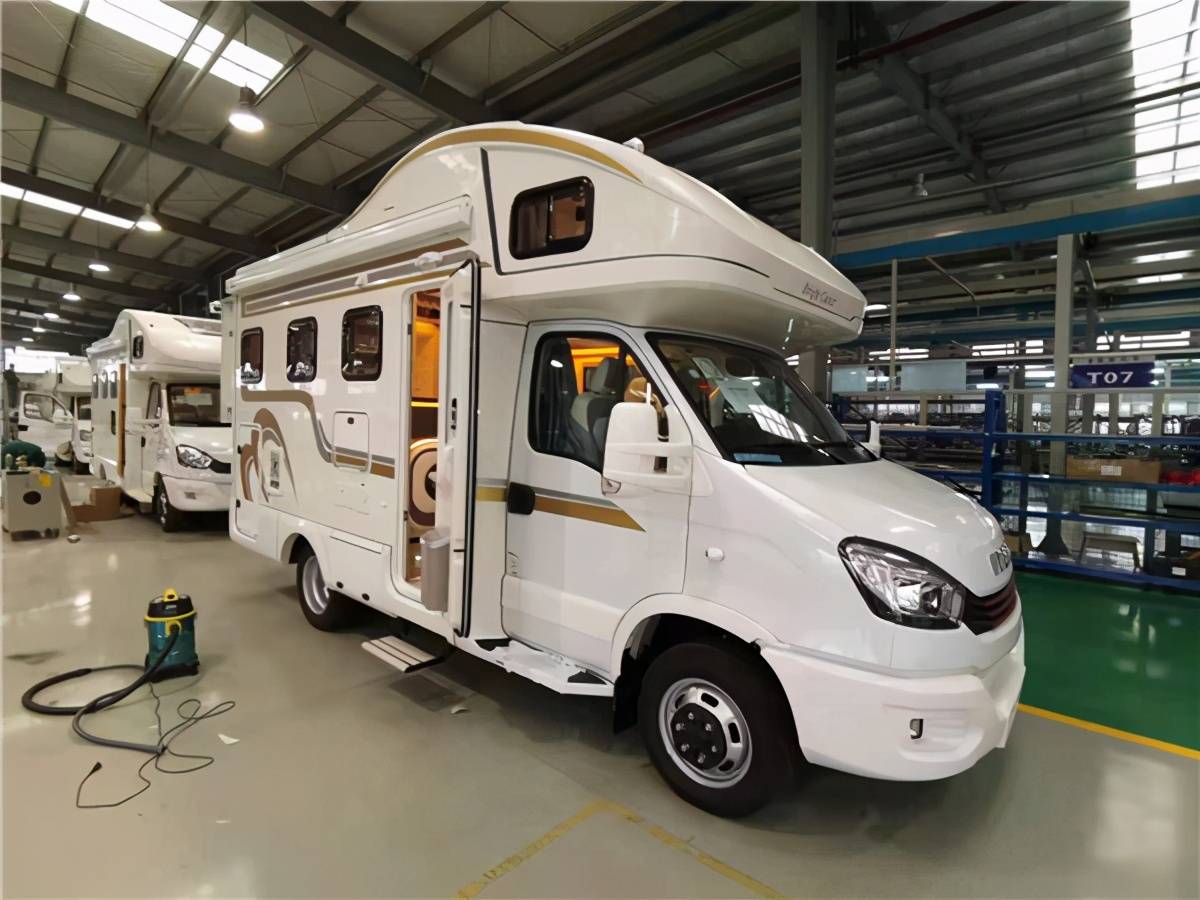 铂驰旅行家国六依维柯双拓展房车不愧是商务车起家的品牌