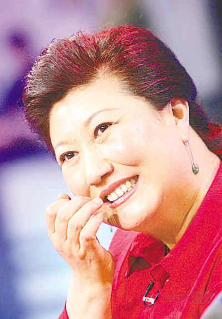 二人转演员出身的高秀敏喜剧天赋自然不用多说,在02年那会凭借着和赵