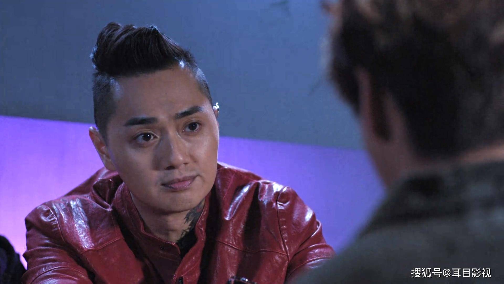 其实这是一部非常有"梗"的电视剧,郑俊弘这次饰演的角色叫程百强,身份