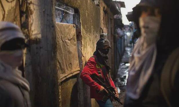 全球确诊猛增巴西遭黑帮封城晚8点宵禁违者学尊重