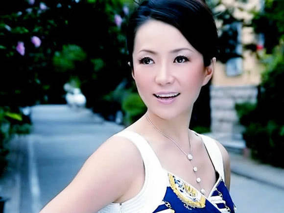 长得漂亮,凭一首歌红了大半生,如今51岁带女儿恋小24岁男生_程琳