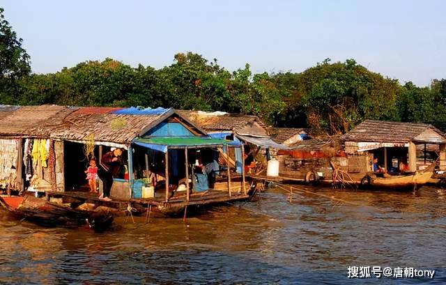 探访柬埔寨洞里萨湖的水上人家，眼前的景象着实让人心酸