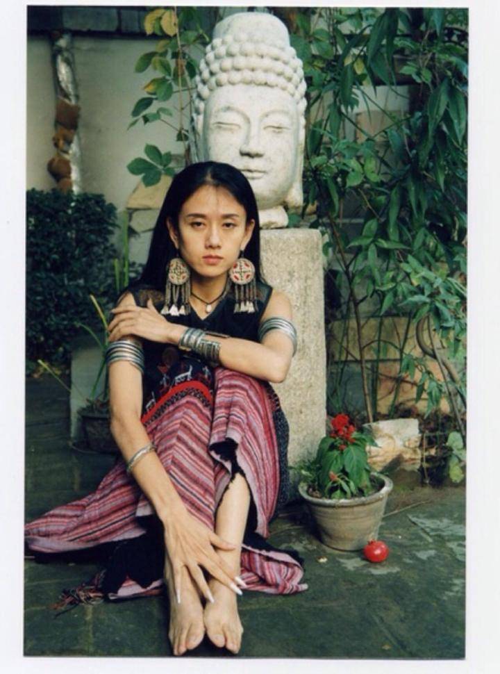 一个满地疯跑的小男孩,距离他觉得自己应该是个小女孩的时候还得两年