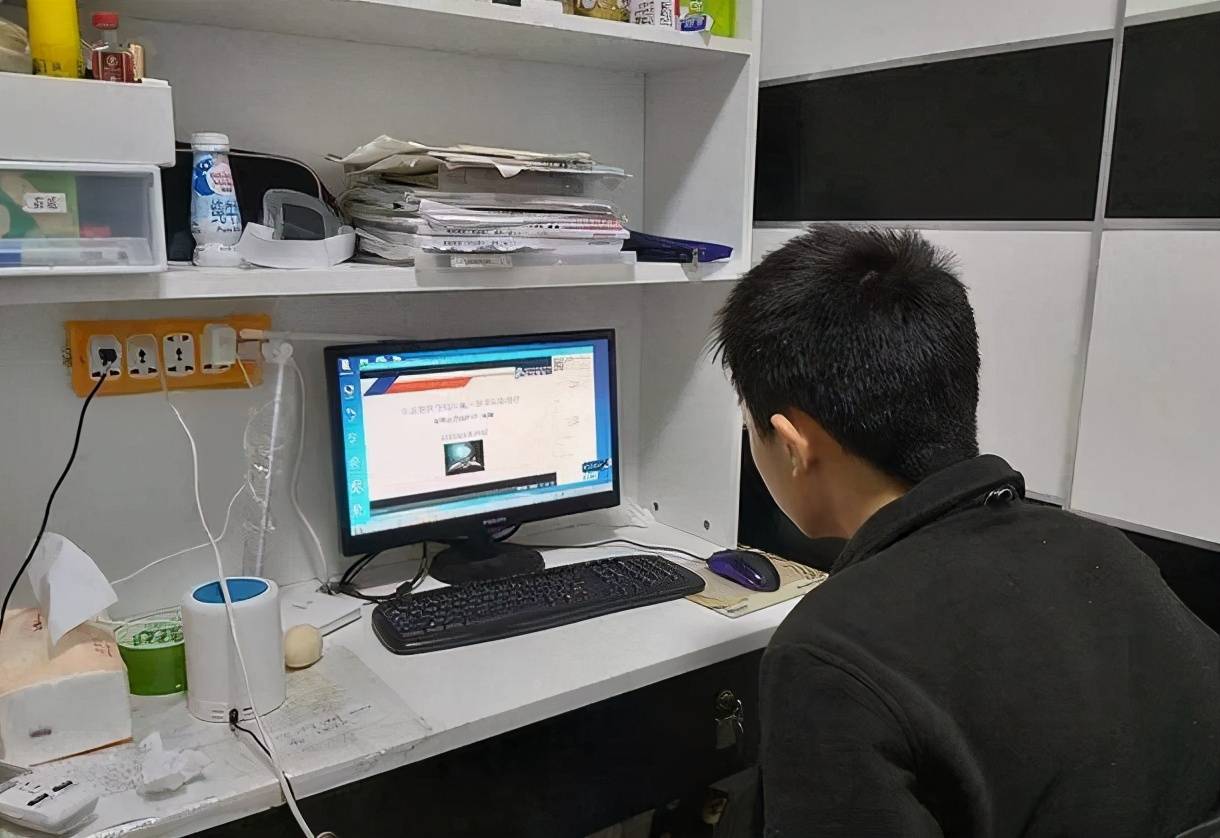 和初中与高中还不太一样的是,高校开学的流动性是很大的,大学的学生