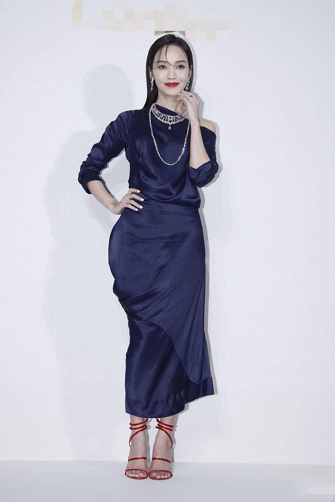 44岁侯佩岑"冻龄式毁容",女人最可悲的事,看脸就像在看恐怖片_气质