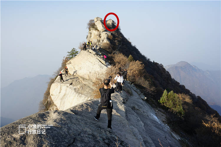 西安秦岭悬崖古寺，海拔1870米绝壁悬空，僧人收集雨水饮用