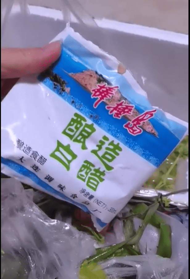 大连一顾客在棒棰岛白醋里发现鼻涕状异物 网友:这是什么?