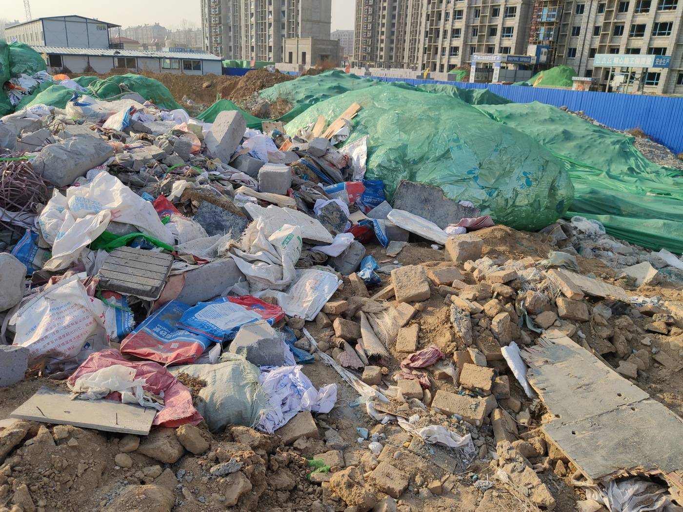 山东滨城:市西办事处建设工地黄沙漫天 垃圾飞扬如新疆沙漠