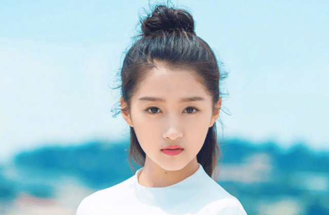 关晓彤为何从来不留刘海看到她的旧照这不是女版鹿晗吗