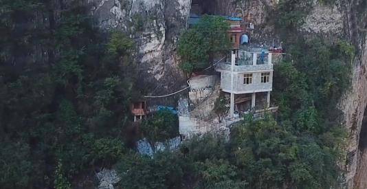 贵州一户人家住在悬崖峭壁上，车路不通，房子是怎么建上去的？