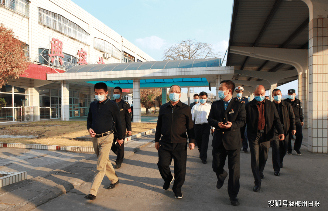 在市客运公司和兴宁火车站,余其豹现场查看了车站体温监测点,安检出