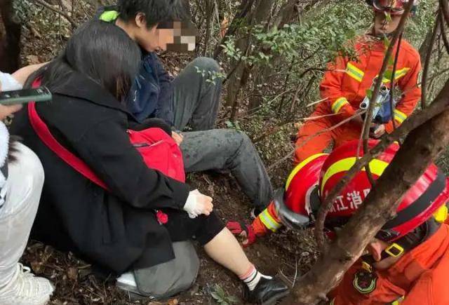 姑娘和男友去景区爬山，结果痛惨