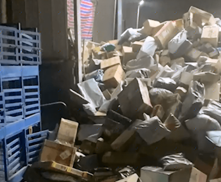 武汉快递员辛苦送七个月快递 结工资时一看顿时傻眼（图）