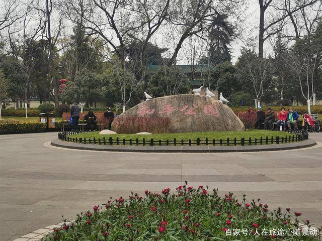 南京一袖珍公园，交通便利，两条地铁线的出入口就建在公园内部