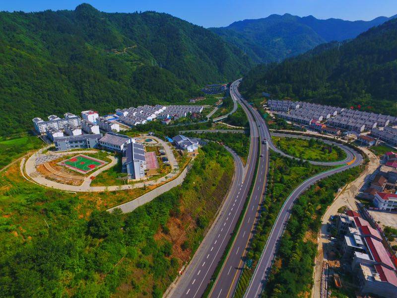 这个县城叫佛坪县,是陕西省汉中市的下辖县,说到这个县城,很多人可能