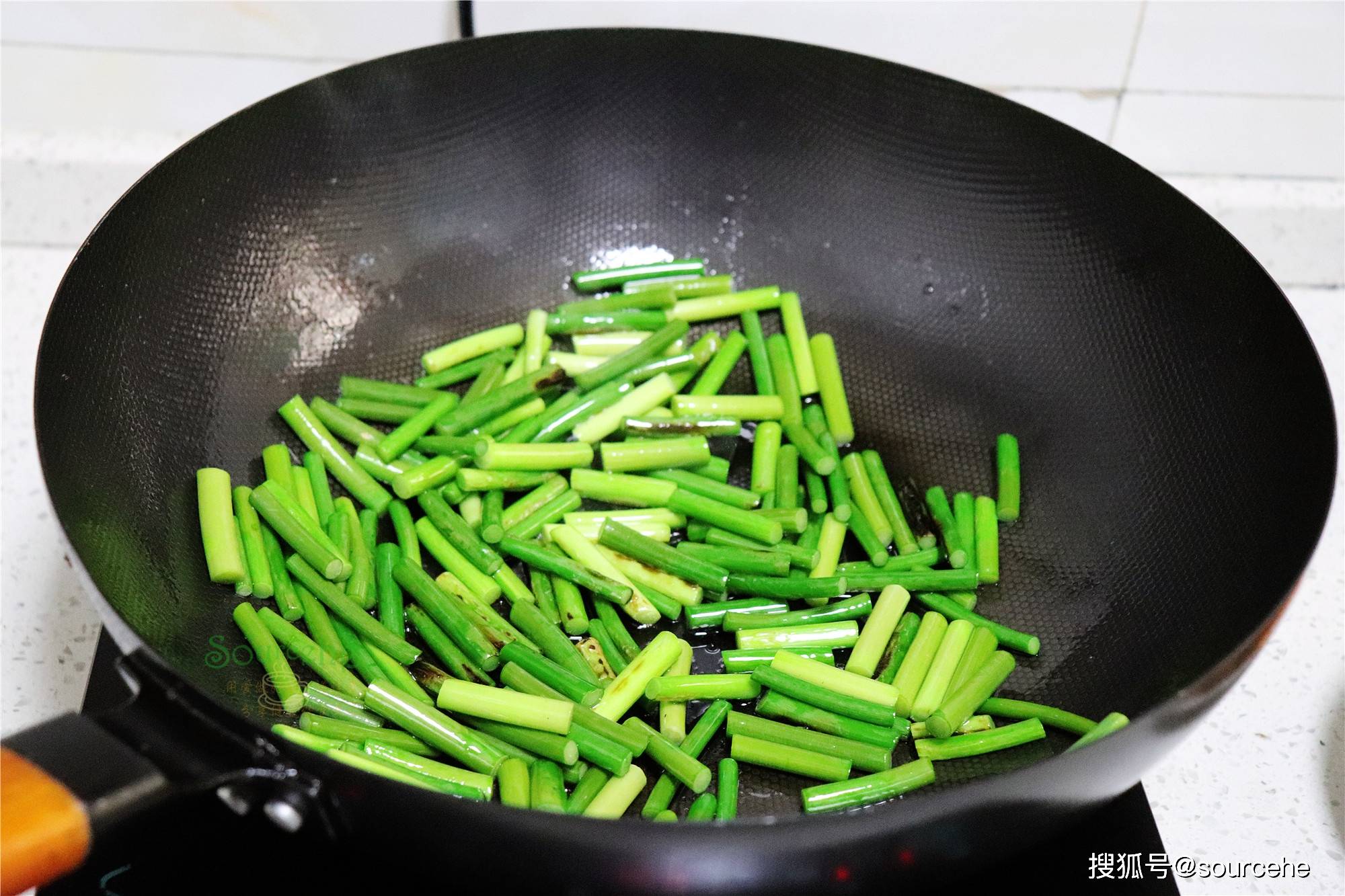 年夜飯裡的家常菜,蒜薹炒牛肉,簡單快捷,牛氣沖天寓意好