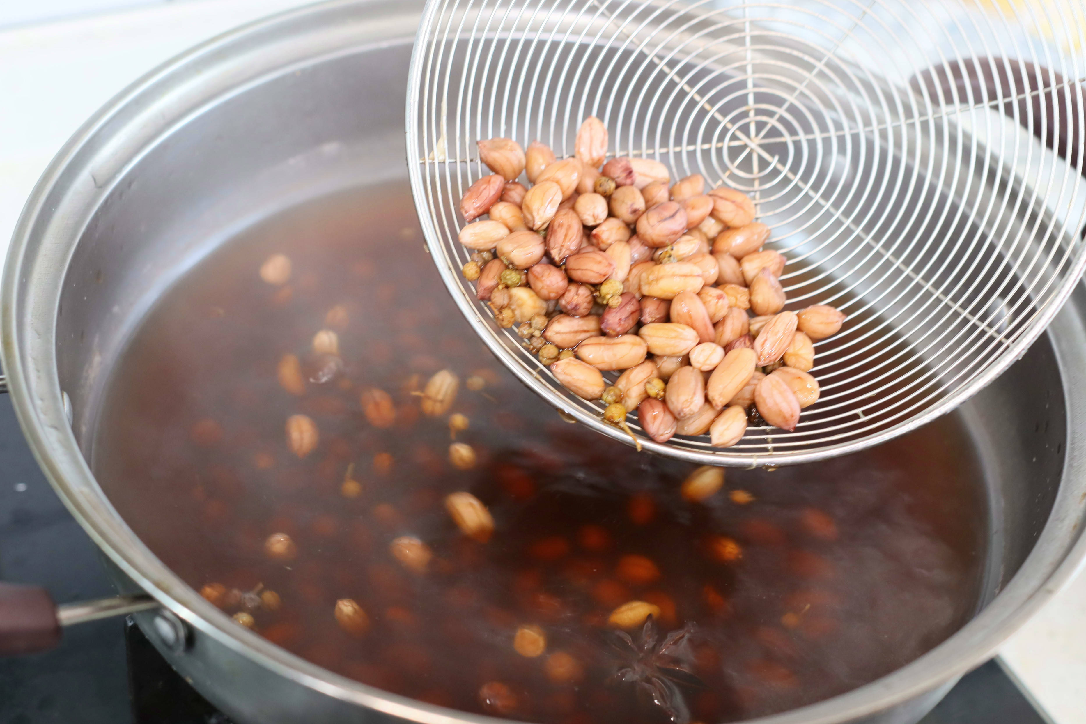 做"水煮花生米",想花生入味有嚼头,煮几分钟是关键,下酒好菜