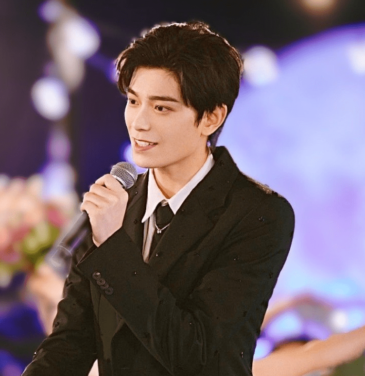 丁禹兮晚会现场截图没有了电视剧滤镜后这颜值是认真的