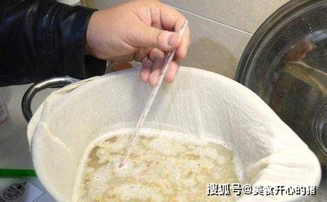 装好之后往容器里倒入啤酒酵母,这时注意不要把瓶盖拧的太紧,防止把