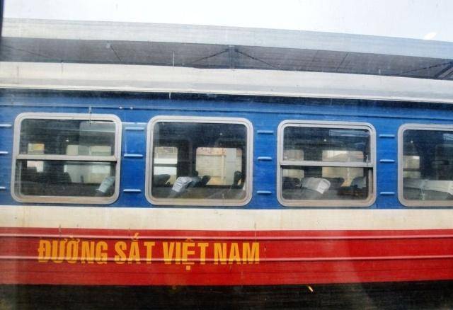 体验越南“豪华”火车，厕所内有中文，驴友：这是中国制造？