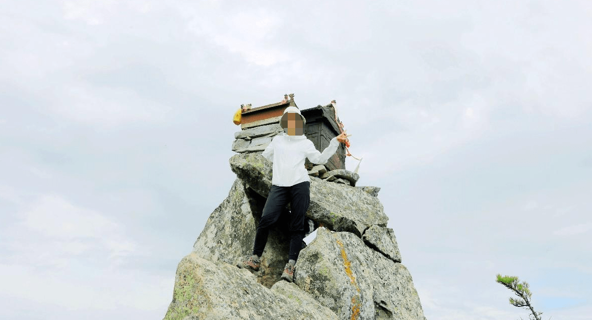 西安最神奇的铁庙：立于2300米的山顶百年不倒，四面都是悬崖