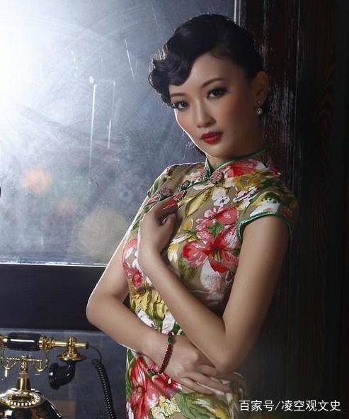 刘梅真,是名门闺秀,她可以写一书漂亮的小楷,且工于诗词,熟悉音律,弹