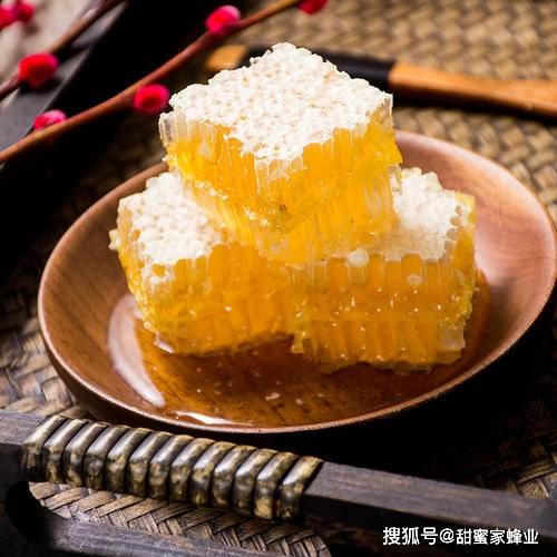 首先,市场上成块的蜂蜜有两种,第一种是巢脾蜜,很多喜欢蜂蜜的蜜友