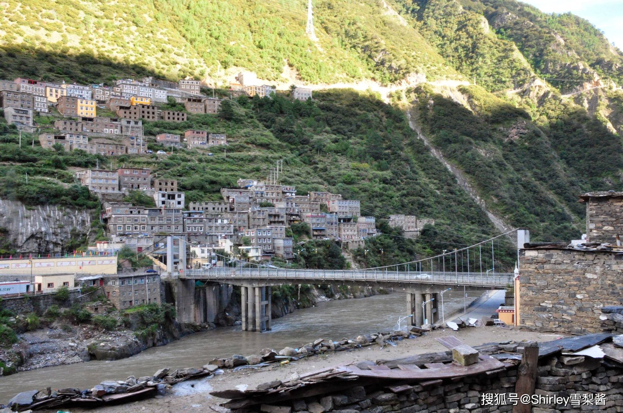 中国最险峻的小城，完全建在海拔3000米的悬崖上，进出只有一条路