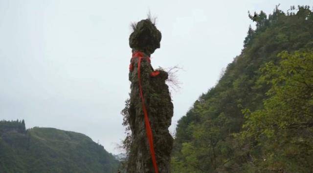 贵州大山里发现一奇石，像个怀抱婴儿的仙女，游客看了说可惜