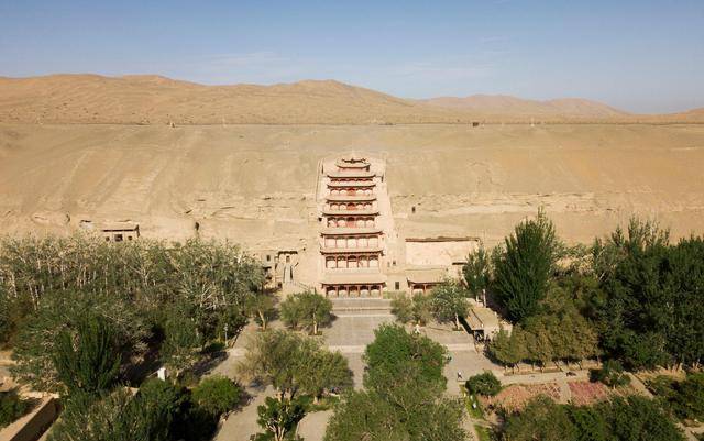 高空视角下看敦煌莫高窟,像是沙漠中的一片绿叶