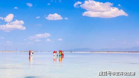 你去过茶卡盐湖吗？这里是盐的海洋，景象变化万千美丽极了