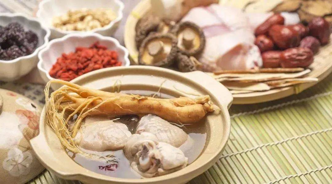 肌肤,与狐惑病湿热下注的病机相同,故用苦参汤洗方稍事加味外洗或湿敷