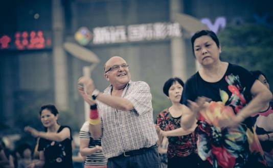 外国人不跳广场舞，退休后都干嘛去了？看完你会感觉很意外！