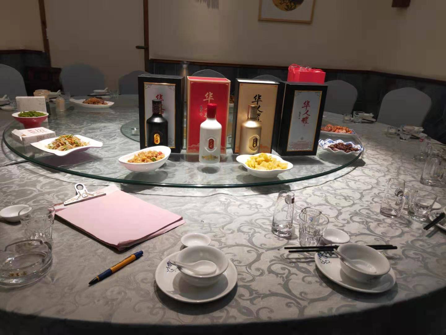 与朋友和家人聚餐都是不可或缺的,白酒也是餐桌上最不可或缺的饮品